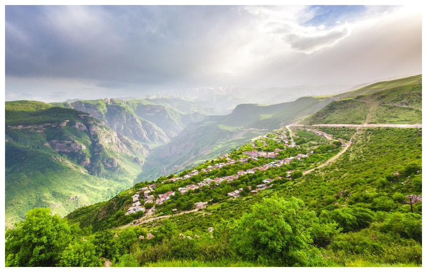 使用Photoshop合成创意的小女孩儿与大熊猫亲和场景图片  第2张